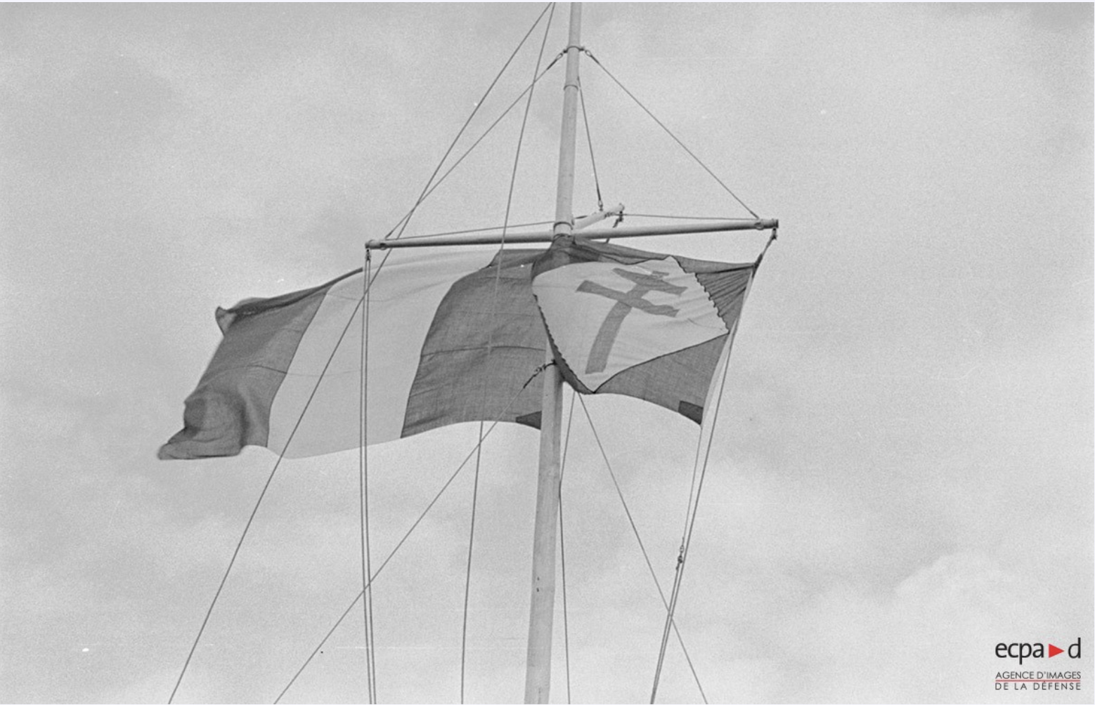1943 – Grande-Bretagne Couleurs françaises et pavillon de la France libre flottant au mât d’un bâtiment des Forces navales françaises libres (FNFL) Réf. : LONDRES 118-31 ©Photographe inconnu/ECPAD/Défense